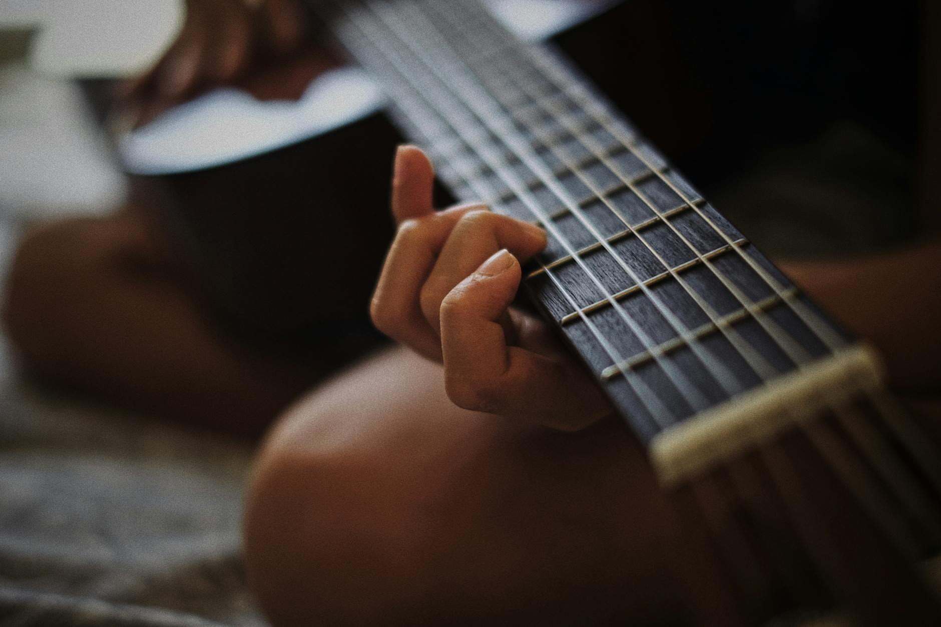 Help Keep Fatigue Away With These Guitar Picking Tips