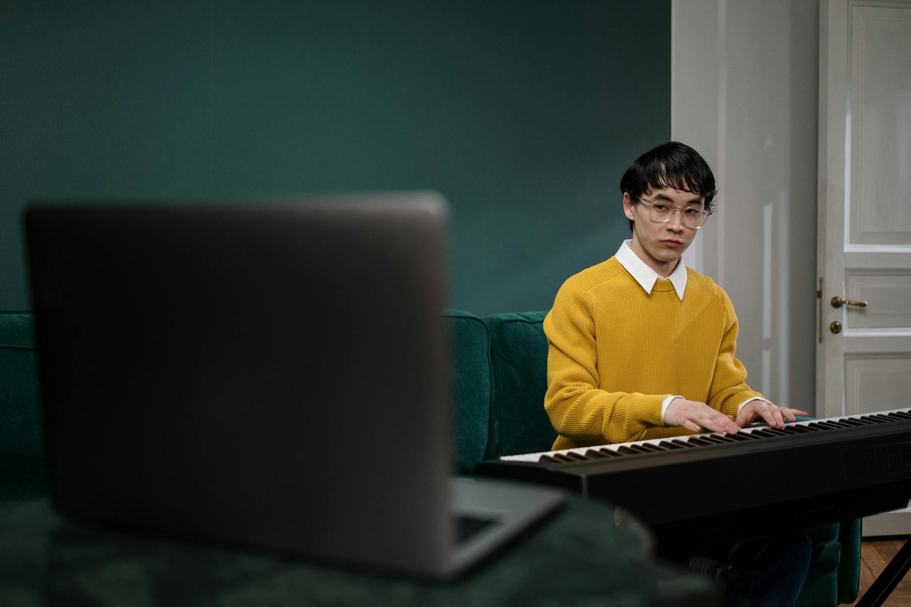 Unlocking the Benefits of Online Piano Tutorials